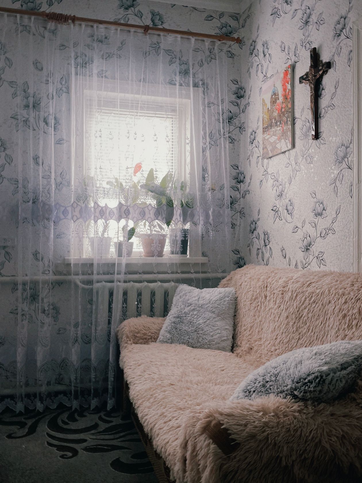 Wallpaper wall decor and wall design ideas transforming a plain room with pattern