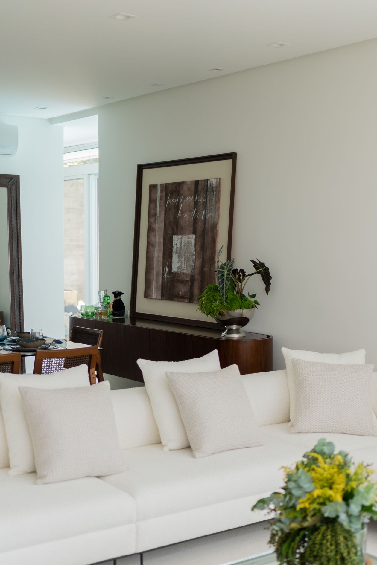 Living room wall decor and wall design ideas for a bright family gathering space