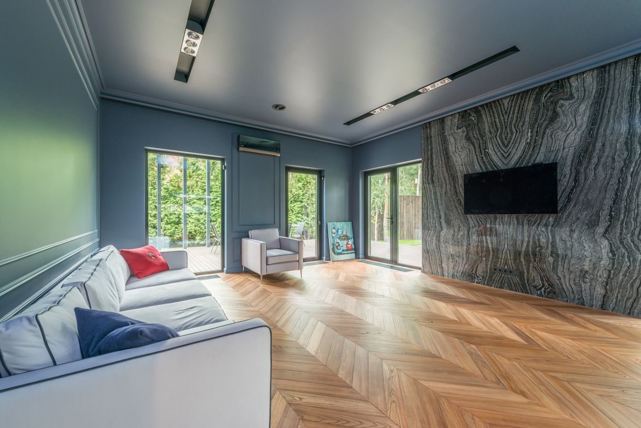 Luxury wall decor and wall design ideas with rich materials in a spacious living room